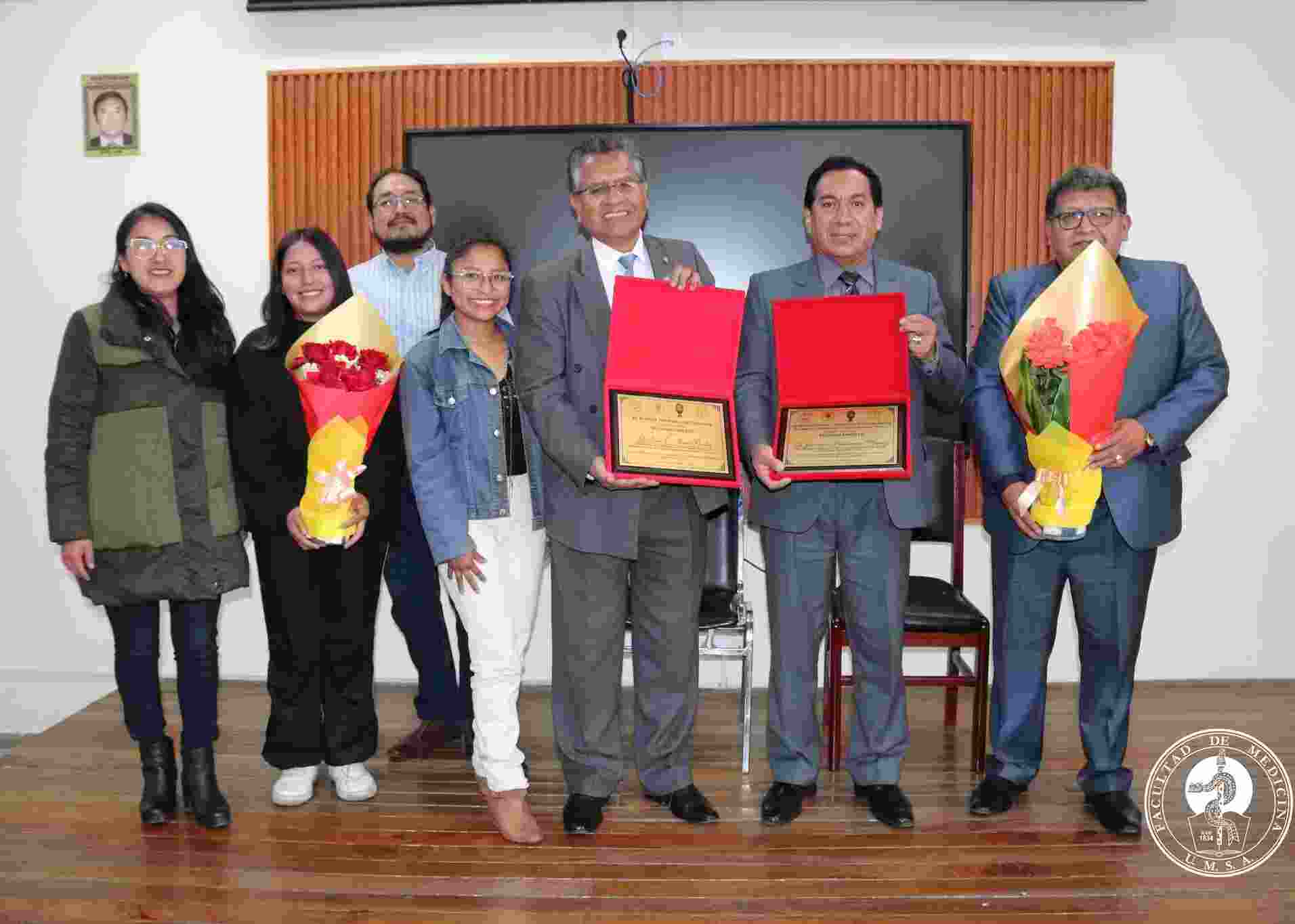PROGRAMAS DE TERAPIA OCUPACIONAL Y FONOAUDIOLOGÍA HACEN RECONOCIMIENTO A DECANO Y JEFE DE DEPARTAMENTO.