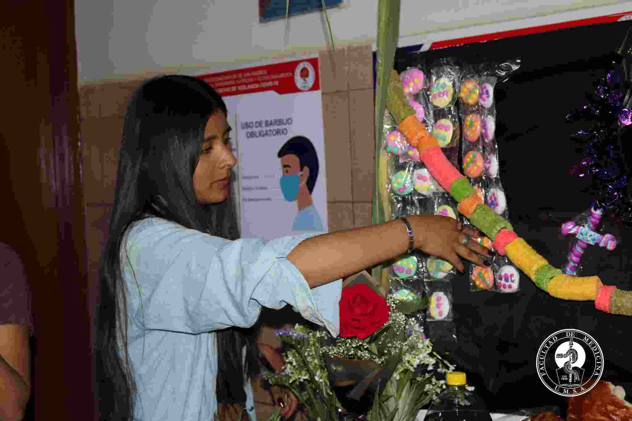 ESTUDIANTES DE LA F.M.E.N.T. RINDEN HOMENAJE A LAS ALMAS CON LA TRADICIONAL MESA DE TODOS SANTOS.