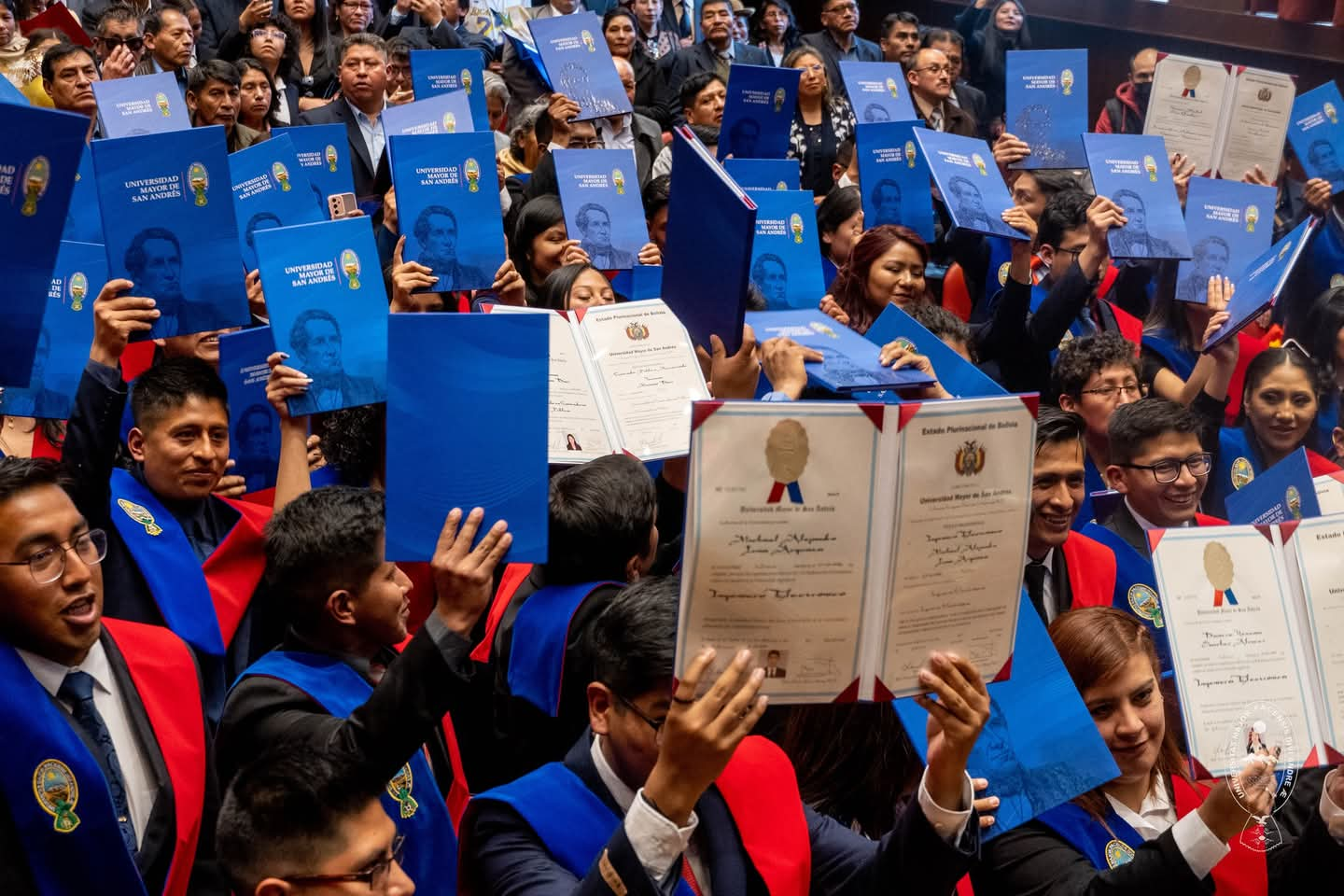 LA UMSA CELEBRA LA GRADUACIÓN DE 366 PROFESIONALES COMPROMETIDOS CON LA EXCELENCIA Y EL CAMBIO SOCIAL