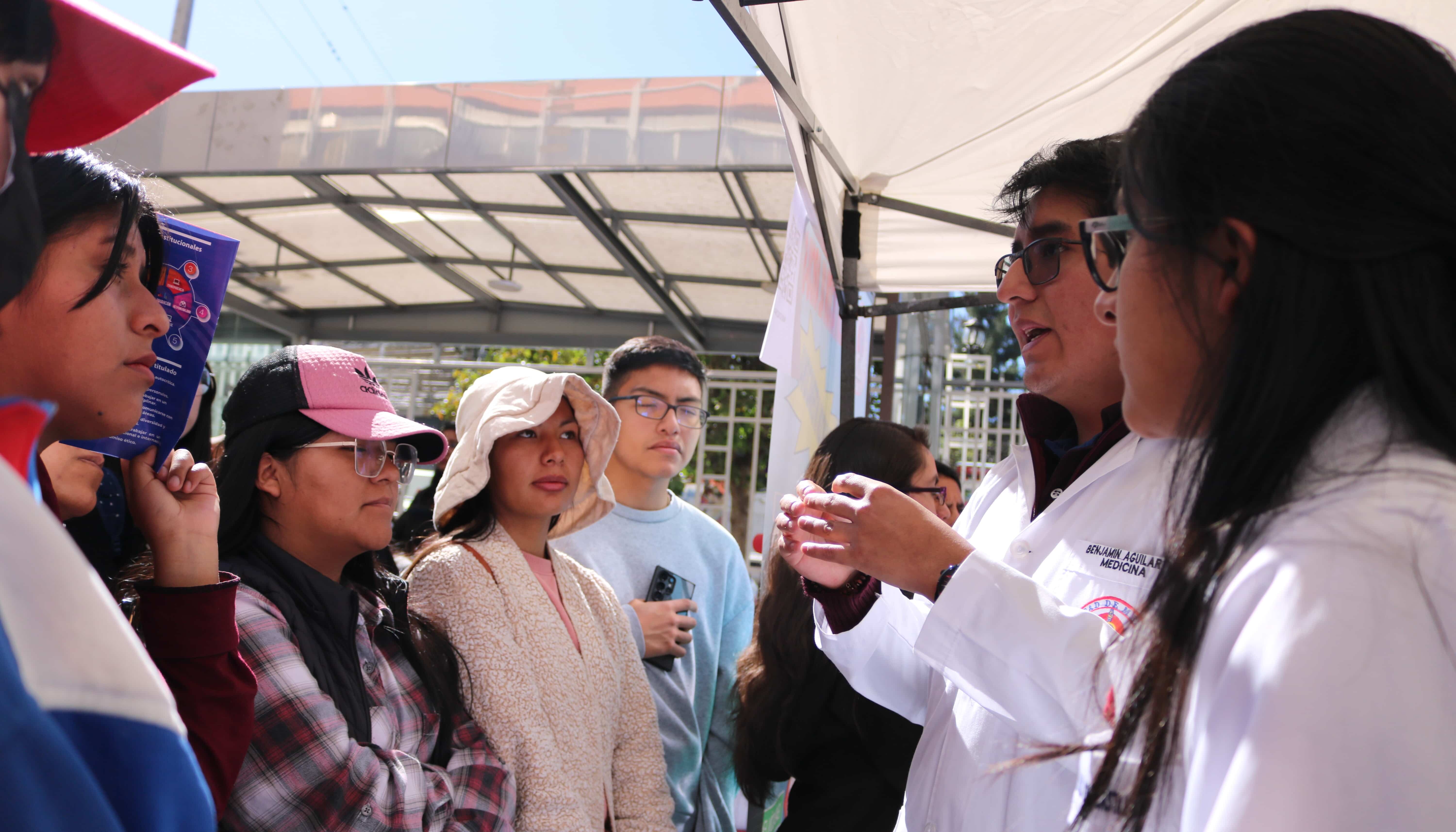 ESTUDIANTES BACHILLERES EXPLORAN EL MUNDO DE LA MEDICINA EN FERIA DE CARRERAS 2025